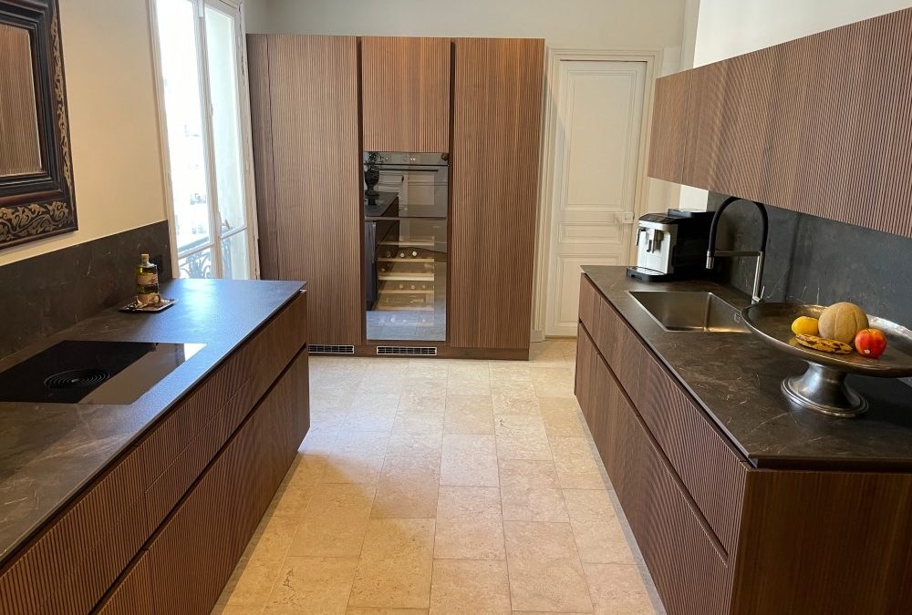 Quelle est la différence entre une cuisine sur mesure et une cuisine préfabriquée en termes de qualité et de durabilité?