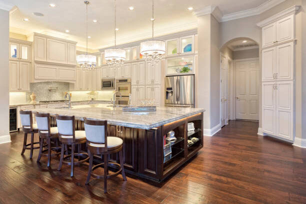 Beautiful Custom Kitchen with Island in Estate Home Cuisiniste à Bry sur Marne